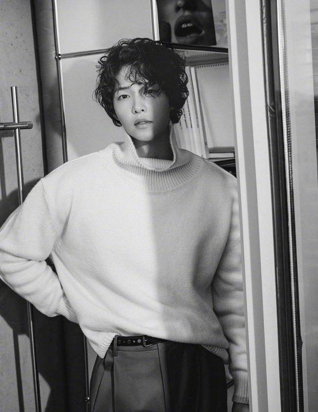Trọn vẹn bộ ảnh tóc xoăn mì tôm bất ngờ được chia sẻ trước ngày đặc biệt mà Song Joong Ki chờ suốt 10 năm qua  - Ảnh 5.