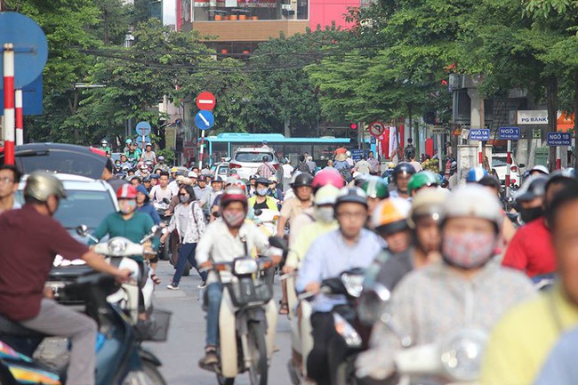 Người Hà Nội vội vã đổ về quê nghỉ lễ 2/9 sau giờ làm chiều thứ 6 - Ảnh 12. Người Hà Nội vội vã đổ về quê nghỉ lễ 2/9 sau giờ làm chiều thứ 6 - Ảnh 12.