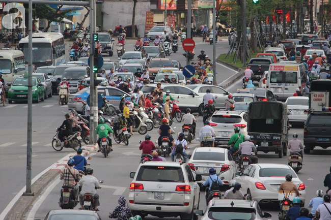 Người Hà Nội vội vã đổ về quê nghỉ lễ 2/9 sau giờ làm chiều thứ 6 - Ảnh 10. Người Hà Nội vội vã đổ về quê nghỉ lễ 2/9 sau giờ làm chiều thứ 6 - Ảnh 10.