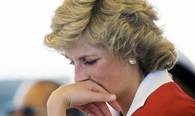 Sự thật khủng khiếp lần đầu được hé lộ về bức ảnh Công nương Diana khóc nức nở tại sân bay sau khi tiễn Thái tử Charles đi công tác - Ảnh 1.