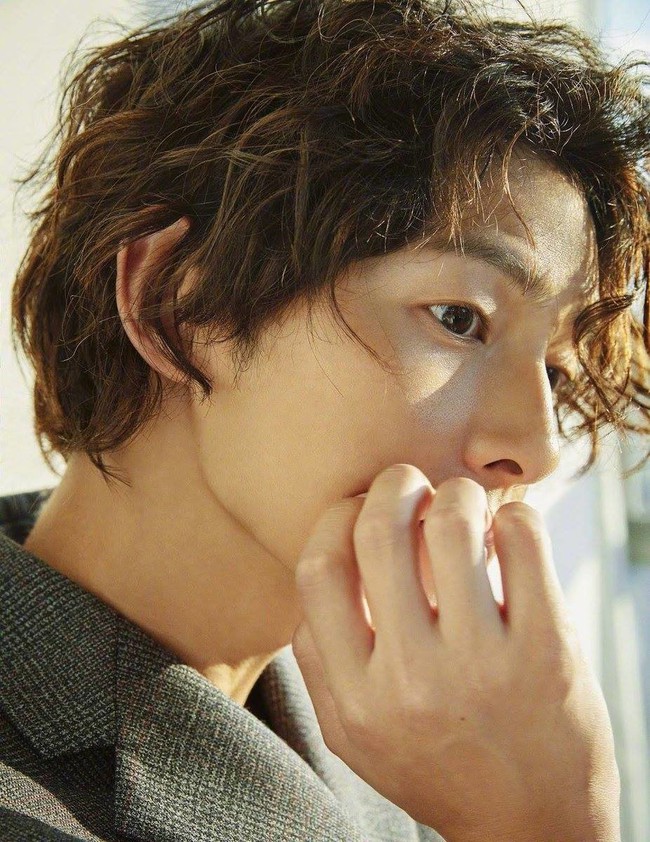Trọn vẹn bộ ảnh tóc xoăn mì tôm bất ngờ được chia sẻ trước ngày đặc biệt mà Song Joong Ki chờ suốt 10 năm qua  - Ảnh 8.