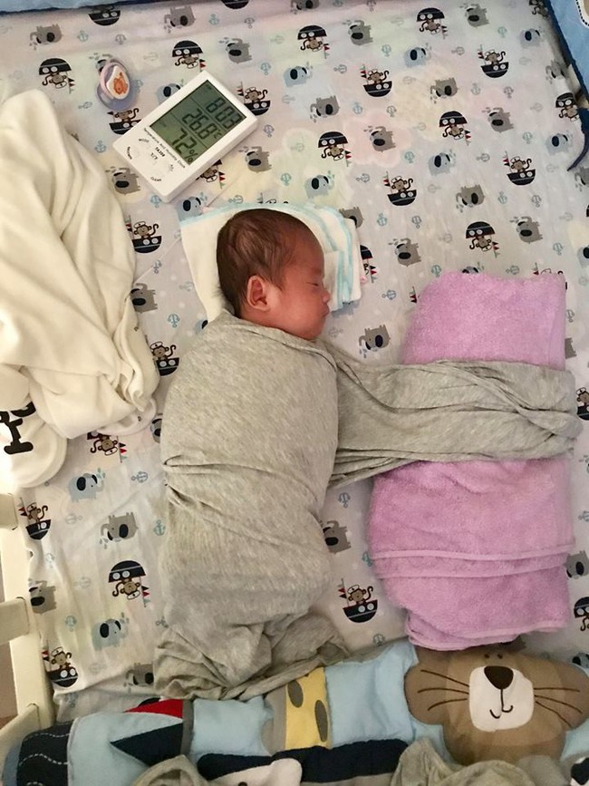 Mẹ sinh đôi luyện ngủ cho con từ 2 tuần tuổi, 3 tháng các con đã ngủ ngoan từ 7 giờ tối - Ảnh 5.