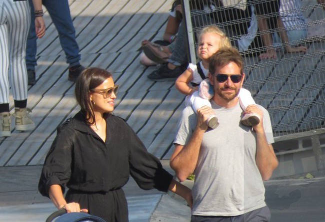   Ngọt ngào với hình ảnh Bradley Cooper một tay chăm con cho Irina Shayk thảnh thơi dạo phố - Ảnh 2.