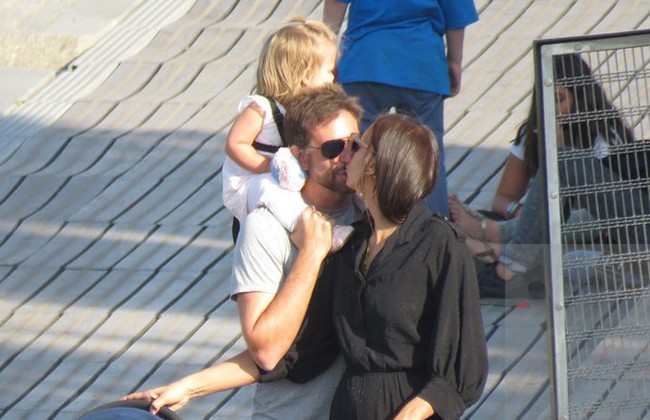   Ngọt ngào với hình ảnh Bradley Cooper một tay chăm con cho Irina Shayk thảnh thơi dạo phố - Ảnh 4.