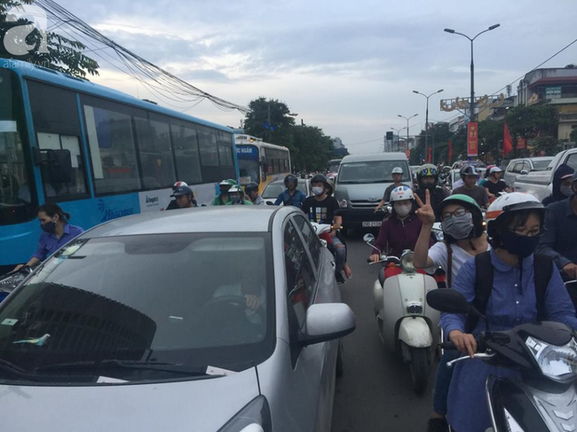Người Hà Nội vội vã đổ về quê nghỉ lễ 2/9 sau giờ làm chiều thứ 6 - Ảnh 16. Người Hà Nội vội vã đổ về quê nghỉ lễ 2/9 sau giờ làm chiều thứ 6 - Ảnh 16.