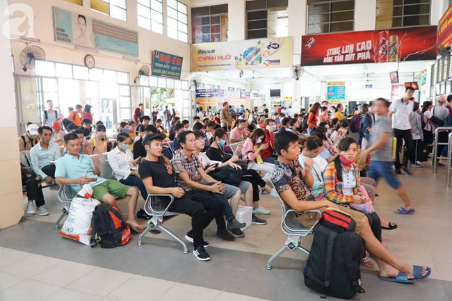 Người Hà Nội vội vã đổ về quê nghỉ lễ 2/9 sau giờ làm chiều thứ 6 - Ảnh 6. Người Hà Nội vội vã đổ về quê nghỉ lễ 2/9 sau giờ làm chiều thứ 6 - Ảnh 6.