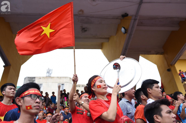 Người hâm mộ bật khóc, nhiều người ôm tim khi Olympic Việt Nam vuột mất huy chương đồng - Ảnh 22.