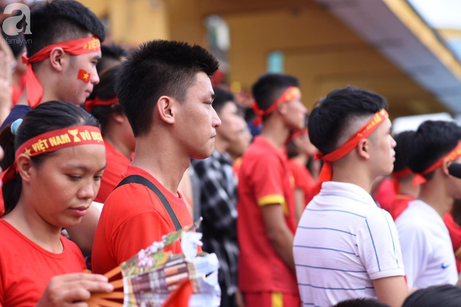 Người hâm mộ bật khóc, nhiều người ôm tim khi Olympic Việt Nam vuột mất huy chương đồng - Ảnh 2.