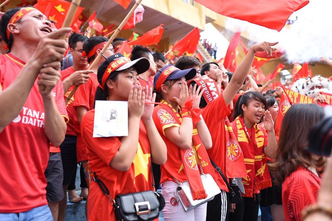 Người hâm mộ bật khóc, nhiều người ôm tim khi Olympic Việt Nam vuột mất huy chương đồng - Ảnh 38.