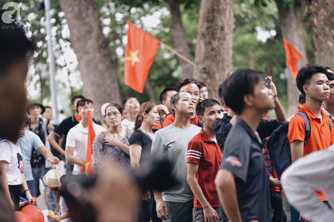 Người hâm mộ bật khóc, nhiều người ôm tim khi Olympic Việt Nam vuột mất huy chương đồng - Ảnh 19.