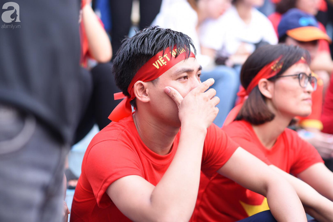 Người hâm mộ bật khóc, nhiều người ôm tim khi Olympic Việt Nam vuột mất huy chương đồng - Ảnh 3.
