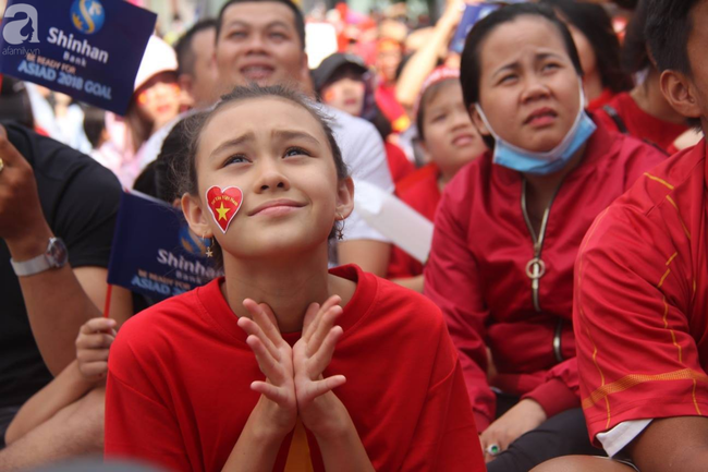 Người hâm mộ bật khóc, nhiều người ôm tim khi Olympic Việt Nam vuột mất huy chương đồng - Ảnh 35.