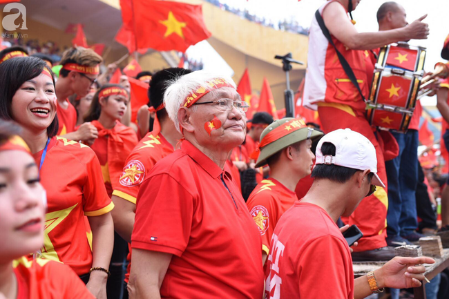 Người hâm mộ bật khóc, nhiều người ôm tim khi Olympic Việt Nam vuột mất huy chương đồng - Ảnh 40.