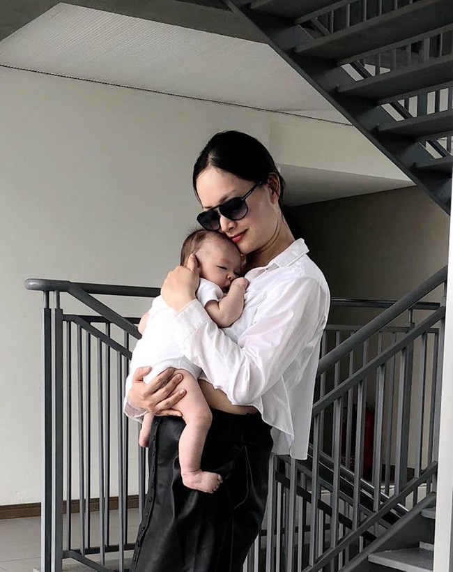 Lan Phương hạnh phúc cho con bú mọi lúc, mọi nơi mà không sợ mất thẩm mỹ - Ảnh 2.