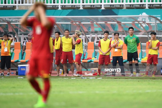 Sau trận thua, Quang Hải, Minh Vương, Tiến Dũng bị CĐV quá khích mắng chửi: Từ bao giờ ranh giới giữa anh hùng và tội đồ mong manh đến vậy? - Ảnh 7.