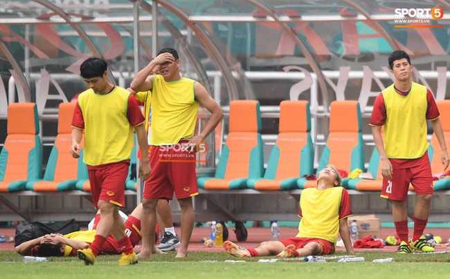 Sau trận thua, Quang Hải, Minh Vương, Tiến Dũng bị CĐV quá khích mắng chửi: Từ bao giờ ranh giới giữa anh hùng và tội đồ mong manh đến vậy? - Ảnh 8.