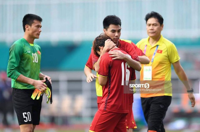 Sau trận thua, Quang Hải, Minh Vương, Tiến Dũng bị CĐV quá khích mắng chửi: Từ bao giờ ranh giới giữa anh hùng và tội đồ mong manh đến vậy? - Ảnh 9.