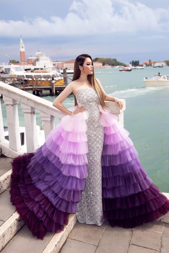 Lý Nhã Kỳ lộng lẫy trong bộ đầm đính hàng ngàn viên pha lê, thu hút mọi ống kính tại thảm đỏ LHP Venice - Ảnh 4. Lý Nhã Kỳ lộng lẫy trong bộ đầm đính hàng ngàn viên pha lê, thu hút mọi ống kính tại thảm đỏ LHP Venice - Ảnh 4.