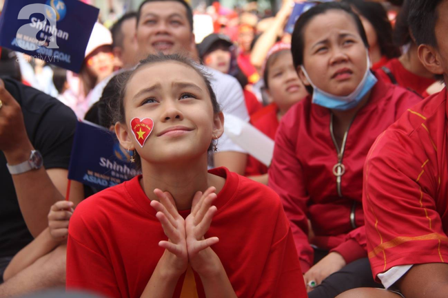 Những cổ động viên đặc biệt trong trận đấu tranh huy chương đồng của Olympic Việt Nam và UAE - Ảnh 10.