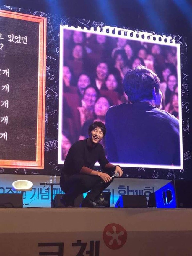Song Joong Ki rưng rưng nước mắt khi nhìn thấy người đặc biệt trong ngày kỷ niệm 10 năm ra mắt  - Ảnh 8.