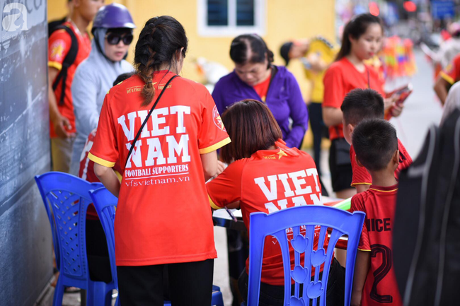 Người hâm mộ bật khóc, nhiều người ôm tim khi Olympic Việt Nam vuột mất huy chương đồng - Ảnh 59.