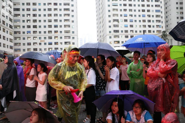 Chơi trội, chung cư vạn dân HH Linh Đàm lại dựng màn LED 32 mét vuông tiếp lửa cho Olympic Việt Nam   - Ảnh 4.