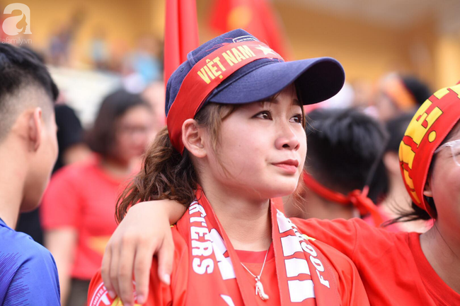 Người hâm mộ bật khóc, nhiều người ôm tim khi Olympic Việt Nam vuột mất huy chương đồng - Ảnh 7.