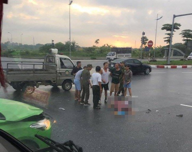 Hà Nội: Va chạm với xe taxi tại ngã tư, đôi vợ chồng tử vong thương tâm - Ảnh 1.