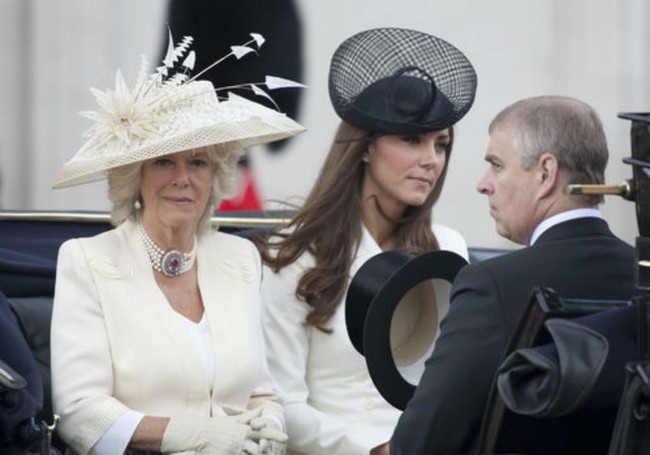 Lần đầu tiên hé lộ nguyên do bà Camilla bằng mặt nhưng không bằng lòng với con dâu Kate, từng tìm cách chia rẽ cô với William - Ảnh 2.