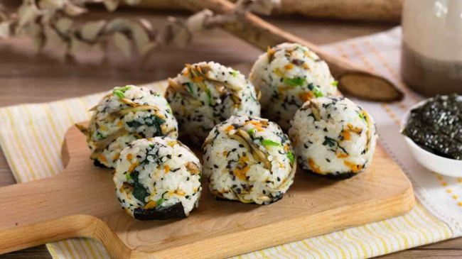 Cơm nắm muối vừng đã xưa lắm rồi, bây giờ cơm nắm phải làm thế này mới đúng kiểu! - Ảnh 7. Cơm nắm muối vừng đã xưa lắm rồi, bây giờ cơm nắm phải làm thế này mới đúng kiểu! - Ảnh 7.