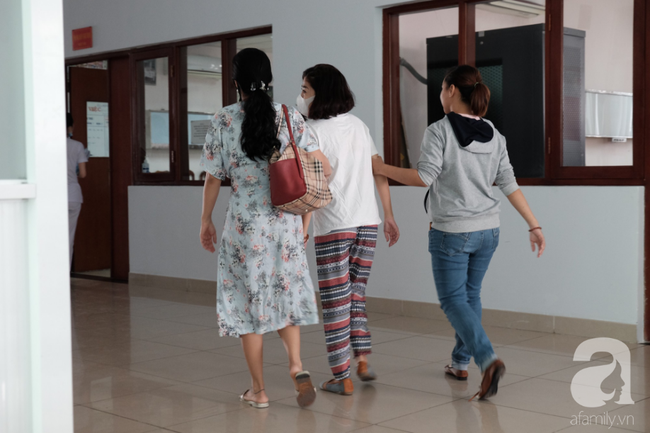 Mai Phương đi cà nhắc ngày xuất viện nhưng vẫn nhoẻn miệng cười với bác sĩ, nói xong điều ước rồi bật khóc: “Phải sống vì mọi người”  - Ảnh 1.