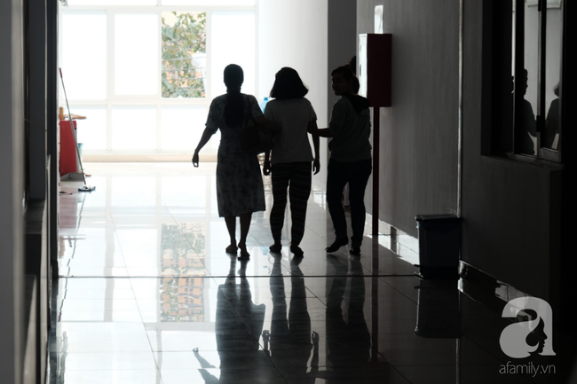 Mai Phương đi cà nhắc ngày xuất viện nhưng vẫn nhoẻn miệng cười với bác sĩ, nói xong điều ước rồi bật khóc: “Phải sống vì mọi người”  - Ảnh 16.