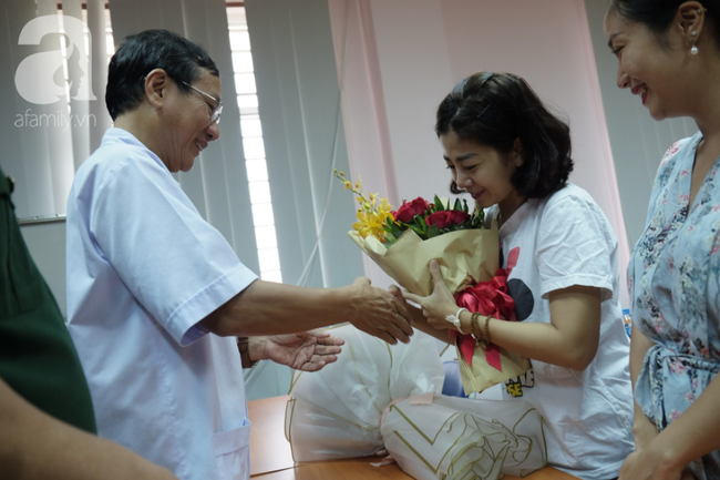 Mai Phương đi cà nhắc ngày xuất viện nhưng vẫn nhoẻn miệng cười với bác sĩ, nói xong điều ước rồi bật khóc: “Phải sống vì mọi người”  - Ảnh 6.