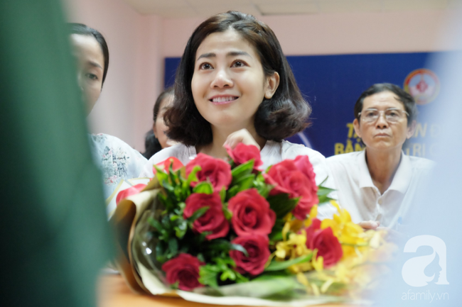 Mai Phương đi cà nhắc ngày xuất viện nhưng vẫn nhoẻn miệng cười với bác sĩ, nói xong điều ước rồi bật khóc: “Phải sống vì mọi người”  - Ảnh 10.
