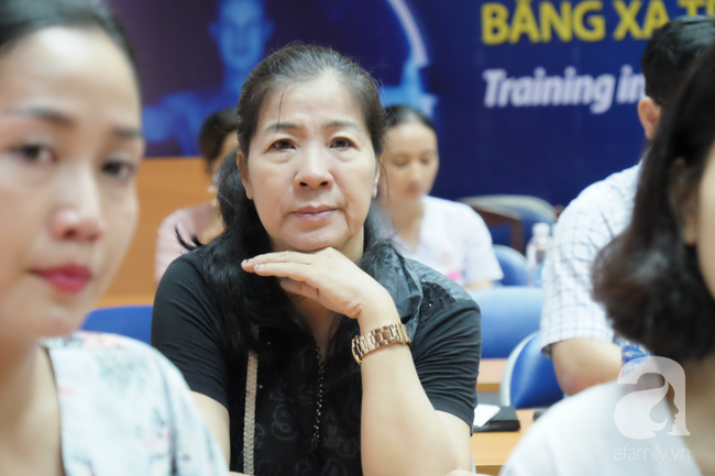 Mai Phương đi cà nhắc ngày xuất viện nhưng vẫn nhoẻn miệng cười với bác sĩ, nói xong điều ước rồi bật khóc: “Phải sống vì mọi người”  - Ảnh 3.