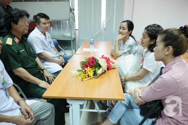 Mai Phương đi cà nhắc ngày xuất viện nhưng vẫn nhoẻn miệng cười với bác sĩ, nói xong điều ước rồi bật khóc: “Phải sống vì mọi người”  - Ảnh 8.