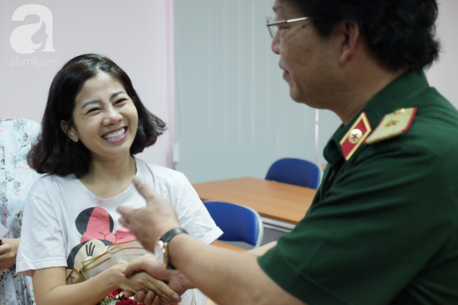 Mai Phương đi cà nhắc ngày xuất viện nhưng vẫn nhoẻn miệng cười với bác sĩ, nói xong điều ước rồi bật khóc: “Phải sống vì mọi người”  - Ảnh 11.