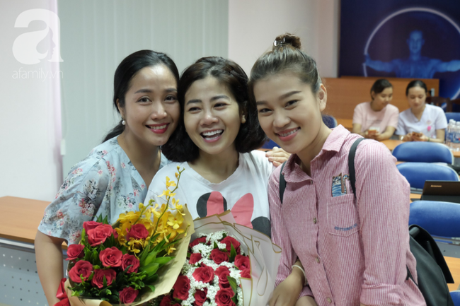 Mai Phương đi cà nhắc ngày xuất viện nhưng vẫn nhoẻn miệng cười với bác sĩ, nói xong điều ước rồi bật khóc: “Phải sống vì mọi người”  - Ảnh 13.