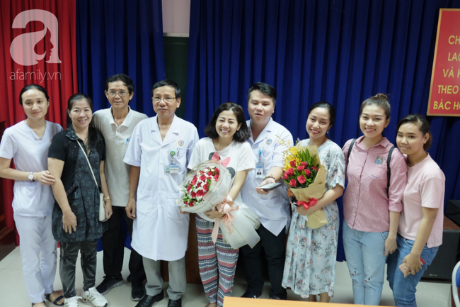 Mai Phương đi cà nhắc ngày xuất viện nhưng vẫn nhoẻn miệng cười với bác sĩ, nói xong điều ước rồi bật khóc: “Phải sống vì mọi người”  - Ảnh 14.