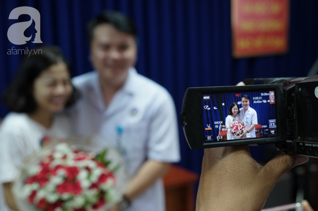 Mai Phương đi cà nhắc ngày xuất viện nhưng vẫn nhoẻn miệng cười với bác sĩ, nói xong điều ước rồi bật khóc: “Phải sống vì mọi người”  - Ảnh 7.