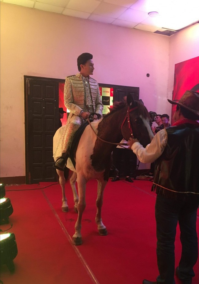 Thảm đỏ giải trínhất của năm: Nhân vật chính ăn diện sến sẩm, nhân vật phụ thì cưỡi ngựa làm lố - Ảnh 4.