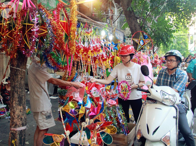 Hà Nội vào thu, thiên đường đồ chơi Hàng Mã lại ngợp sắc màu - Ảnh 2.