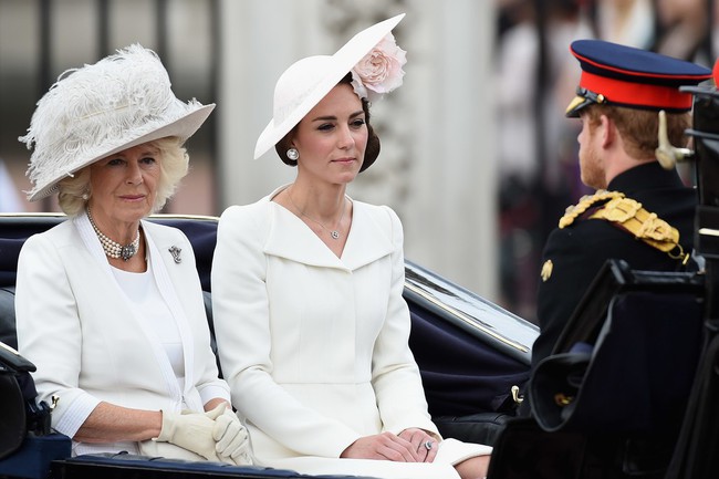 Trước ồn ào về mâu thuẫn mẹ chồng nàng dâu, bà Camilla và Kate Middleton không ít lần mặc đồ xuyệt tông cùng nhau - Ảnh 1.