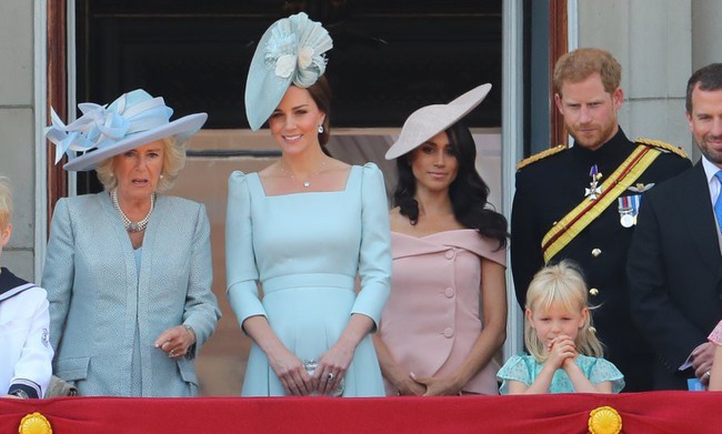 Trước ồn ào về mâu thuẫn mẹ chồng nàng dâu, bà Camilla và Kate Middleton không ít lần mặc đồ xuyệt tông cùng nhau - Ảnh 4.