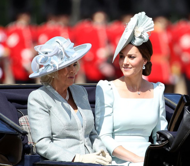 Trước ồn ào về mâu thuẫn mẹ chồng nàng dâu, bà Camilla và Kate Middleton không ít lần mặc đồ xuyệt tông cùng nhau - Ảnh 5.