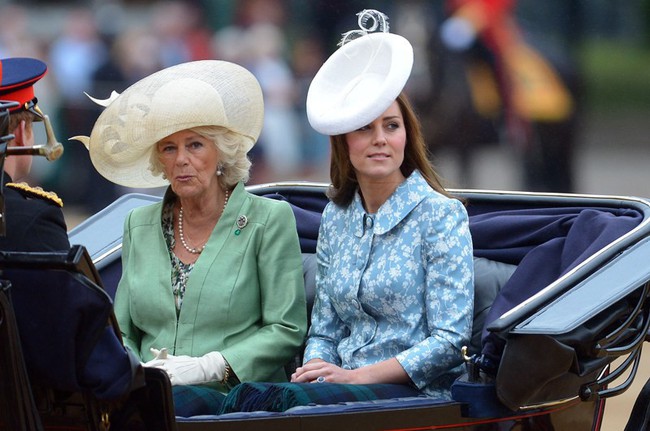 Trước ồn ào về mâu thuẫn mẹ chồng nàng dâu, bà Camilla và Kate Middleton không ít lần mặc đồ xuyệt tông cùng nhau - Ảnh 8.
