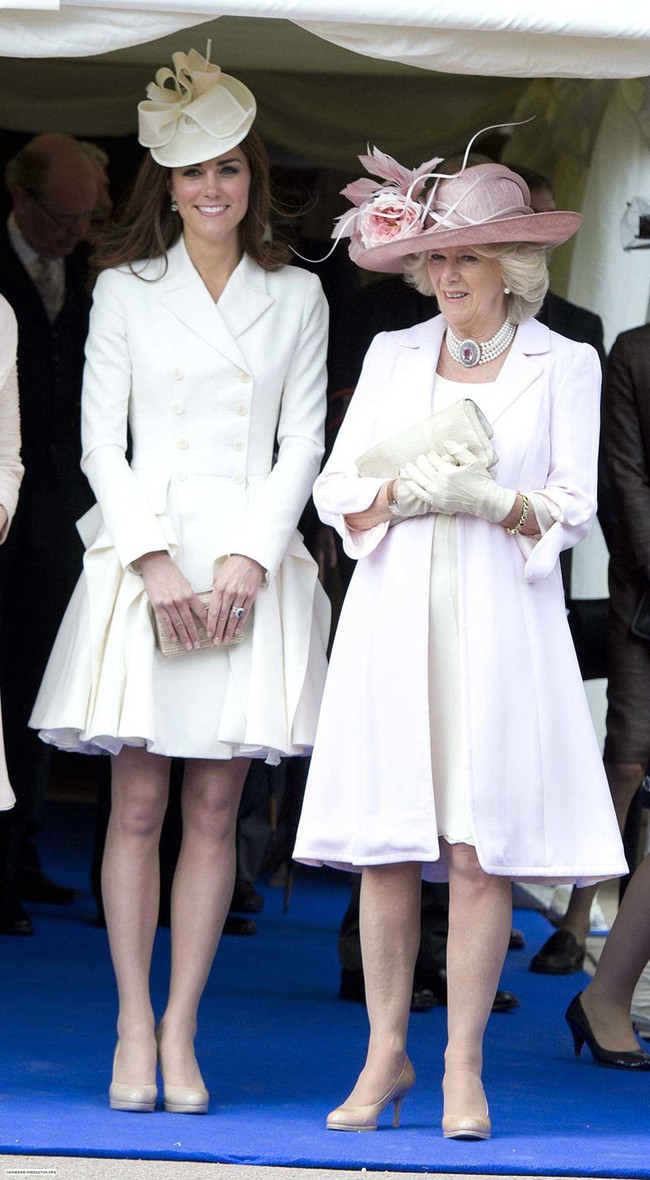 Trước ồn ào về mâu thuẫn mẹ chồng nàng dâu, bà Camilla và Kate Middleton không ít lần mặc đồ xuyệt tông cùng nhau - Ảnh 3.