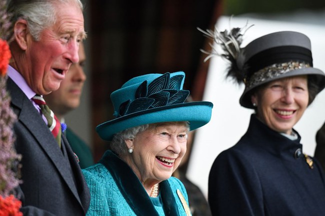 Người hâm mộ hả hê trước thông tin bà Camilla bị chồng đuổi ra khỏi cung điện Hoàng gia, Nữ hoàng Anh từ mặt vì thích gây thù chuốc oán - Ảnh 3.