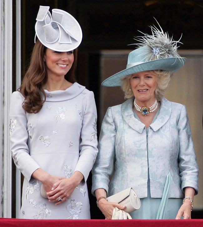 Trước ồn ào về mâu thuẫn mẹ chồng nàng dâu, bà Camilla và Kate Middleton không ít lần mặc đồ xuyệt tông cùng nhau - Ảnh 7.