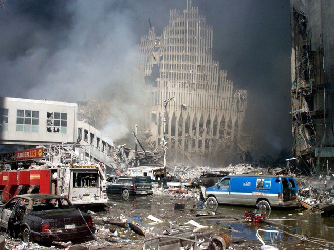 Vụ khủng bố 11/9: 17 năm trôi qua, những bức ảnh chứa đựng nỗi đau đớn vẫn khiến người xem rùng mình, còn người Mỹ khắc sâu trong lòng - Ảnh 14.